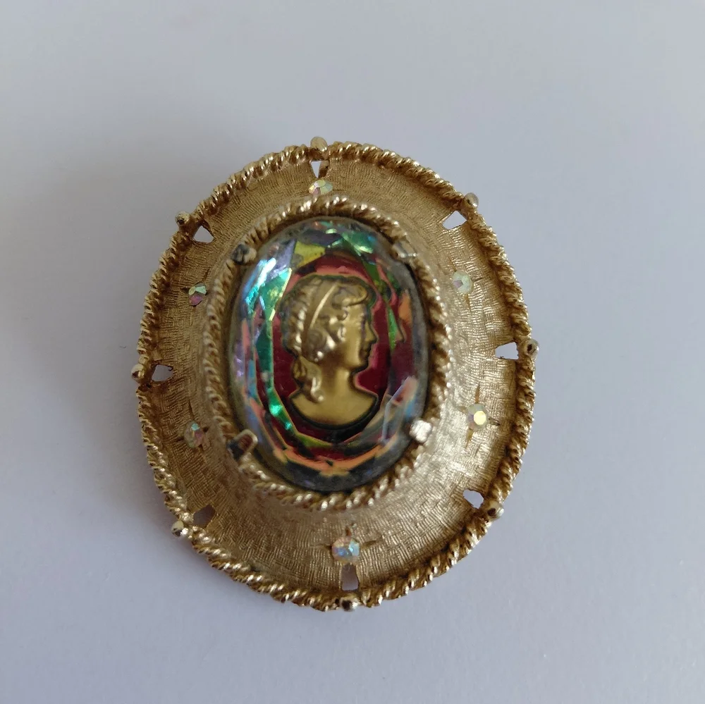 1968 Judy Lee Faceted Heliotrope Glass Reverse Cameo Broch  Enhancer Aurora Bor